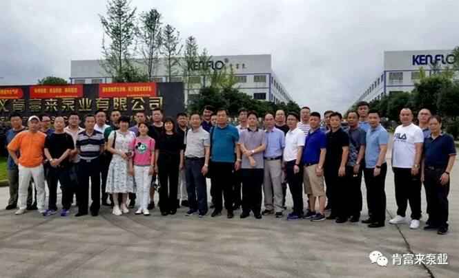 与会人员在遵义呼和浩特俊远科技产品销售有限公司有限公司大门口合影留念